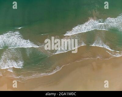 Luftaufnahme des Strandes von El Palmar in Vejer de la Frontera, Cádiz in Spanien. Stockfoto