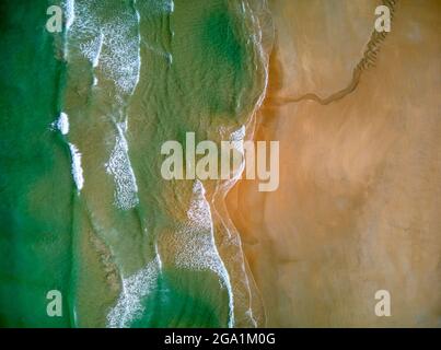 Luftaufnahme des Strandes von El Palmar in Vejer de la Frontera, Cádiz in Spanien. Stockfoto