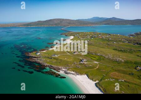 Luftaufnahme von einer Drohne von Häusern im Dorf Balla auf der Insel Eriskay in den Äußeren Hebriden, Schottland, Großbritannien Stockfoto