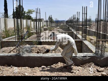 (210728) -- DISTRIKT KHYBER, 28. Juli 2021 (Xinhua) -- EIN Arbeiter arbeitet auf einer Baustelle einer der 50 Schulen, die von der chinesischen Regierung den Kindern im Distrikt Khyber in Pakistans nordwestlicher Provinz Khyber Pakhtunkhwa geschenkt werden, 5. Juli 2021. DAZU „Feature: Chinas Unterstützung hilft pakistanischen Kindern, eine bessere Bildung zu finden“ (Foto: Saeed Ahmad/Xinhua) Stockfoto