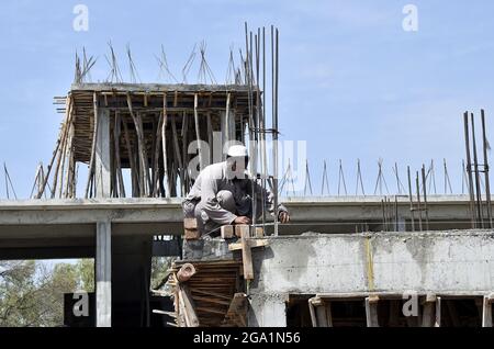 (210728) -- DISTRIKT KHYBER, 28. Juli 2021 (Xinhua) -- EIN Arbeiter arbeitet auf einer Baustelle einer der 50 Schulen, die von der chinesischen Regierung den Kindern im Distrikt Khyber in Pakistans nordwestlicher Provinz Khyber Pakhtunkhwa geschenkt werden, 5. Juli 2021. DAZU „Feature: Chinas Unterstützung hilft pakistanischen Kindern, eine bessere Bildung zu finden“ (Foto: Saeed Ahmad/Xinhua) Stockfoto