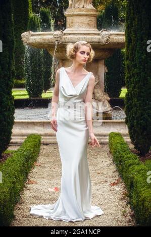 Schöne blonde Mädchen im Brautkleid Stockfoto