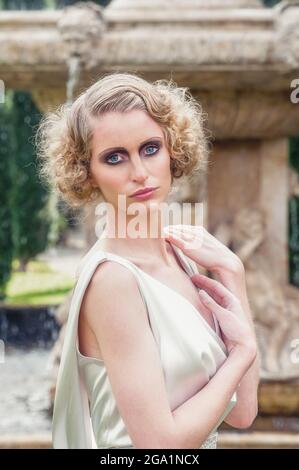 Schöne blonde Mädchen im Brautkleid Stockfoto