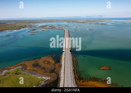 Luftaufnahme von der Drohne der Benbecula Road Causeways, die Mündungen überqueren und kleine Inseln über Benbecula in den Äußeren Hebriden, Schottland, Großbritannien, verbinden Stockfoto