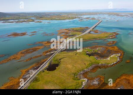 Luftaufnahme von der Drohne der Benbecula Road Causeways, die Mündungen überqueren und kleine Inseln über Benbecula in den Äußeren Hebriden, Schottland, Großbritannien, verbinden Stockfoto