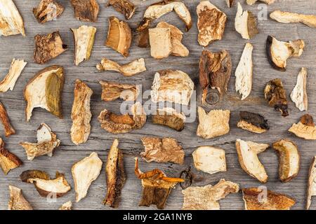 Getrocknete Steinpilze lagen flach auf einem Holztisch. Porcino Boletus Pilz Hintergrund Stockfoto