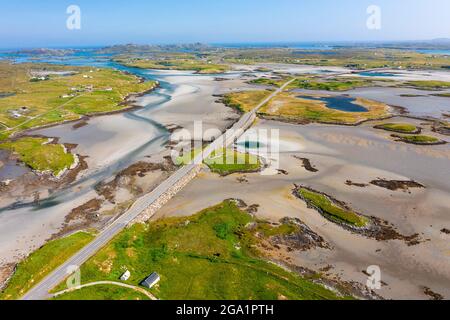 Luftaufnahme von der Drohne der Benbecula Road Causeways, die Mündungen überqueren und kleine Inseln über Benbecula in den Äußeren Hebriden, Schottland, Großbritannien, verbinden Stockfoto