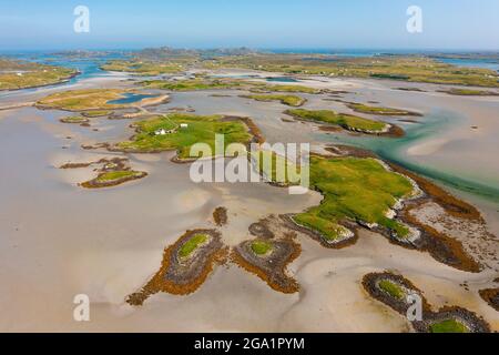 Luftaufnahme von einer Drohne kleiner Inseln auf der Oitir Mhor-Mündung auf Benbecula in den Äußeren Hebriden, Schottland, Großbritannien Stockfoto