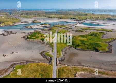 Luftaufnahme von der Drohne der Benbecula Road Causeways, die Mündungen überqueren und kleine Inseln über Benbecula in den Äußeren Hebriden, Schottland, Großbritannien, verbinden Stockfoto