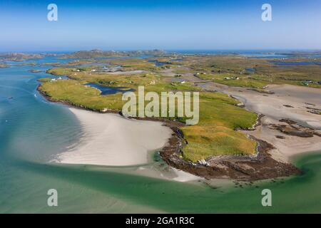 Luftaufnahme von der Drohne der Küstenlandschaft mit Blick auf die Insel Grimsay auf Benbecula in den Äußeren Hebriden, Schottland, Großbritannien Stockfoto