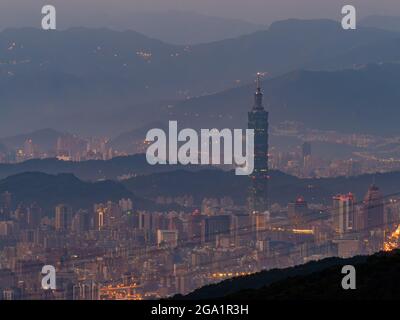 Morgensonnenaufgangansicht von den Bergen und der Stadtlandschaft um Wuzhi Shan in New Taipei City, Taiwan Stockfoto