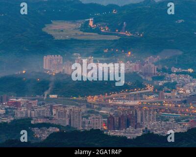 Morgensonnenaufgangansicht von den Bergen und der Stadtlandschaft um Wuzhi Shan in New Taipei City, Taiwan Stockfoto