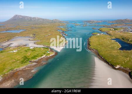 Luftaufnahme von der Drohne der Küstenlandschaft auf Benbecula mit dem Eaval-Berg auf der linken Seite in den Äußeren Hebriden, Schottland, Großbritannien Stockfoto