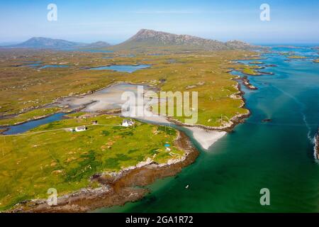 Luftaufnahme von Drohne der Küstenlandschaft auf Benbecula mit dem Eaval-Berg in der Ferne in den Äußeren Hebriden, Schottland, Großbritannien Stockfoto