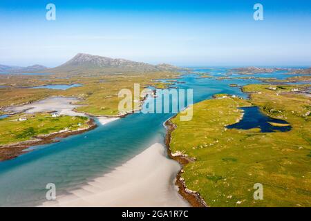 Luftaufnahme von der Drohne der Küstenlandschaft auf Benbecula mit dem Eaval-Berg auf der linken Seite in den Äußeren Hebriden, Schottland, Großbritannien Stockfoto