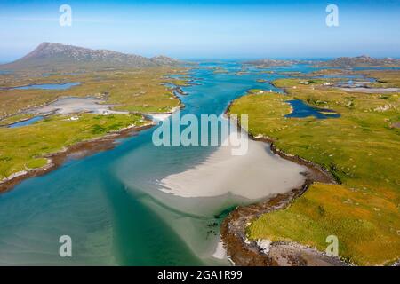 Luftaufnahme von der Drohne der Küstenlandschaft auf Benbecula mit dem Eaval-Berg auf der linken Seite in den Äußeren Hebriden, Schottland, Großbritannien Stockfoto