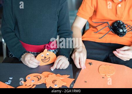 Halloween Kinder Handwerk Vorbereitungen. Kleine Kinder basteln zu Hause oder in der Schule für die Ferienparty. Stockfoto