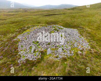 Luftaufnahme von der Drohne eines neolithischen Kammers in Reineval auf South Uist, Äußere Hebriden, Schottland, Großbritannien Stockfoto