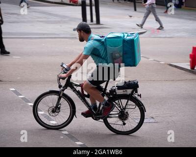 Deliveroo Rider auf dem Fahrrad liefert in Zentral-London Stockfoto