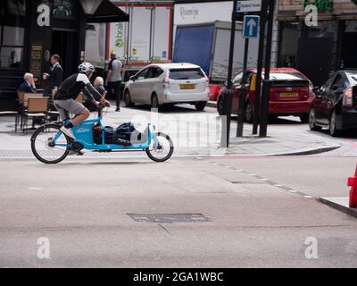 Radfahrer Reiten Lastenrad Zugehörigkeit zu Citysprint Stadt Sprint Lastenrad Lieferservice im Zentrum von London Stockfoto