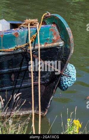 Der Bug oder die Front eines alten, nicht mehr verwendeten, bunt rostigen alten Kanalenrowboots auf dem Abschleppweg des bridgewater Kanals im Verkauf Greater manchester. Barge Bows Stockfoto