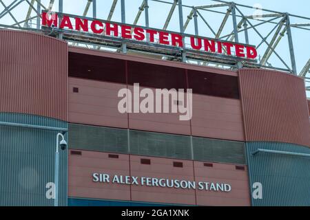 sir alex ferguson steht in der alten trafford-Fußballarena, der Heimat des fußballvereins manchester united, großbritannien Stockfoto