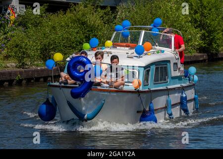 canal Cruiser Boot voller Kinder Kinder auf einem 9. Geburtstag Party Tagesausflug auf dem Fluss Stockfoto