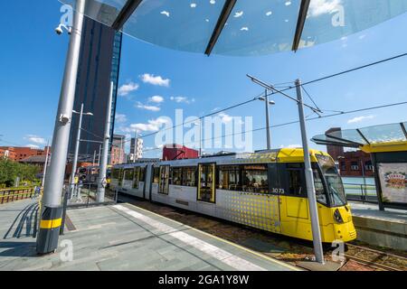 Straßenbahn, die den Bahnhof im Großraum manchester, großbritannien, erreicht Stockfoto
