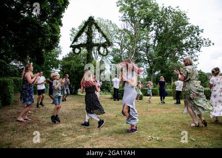 Mittsommer in Schweden. Menschen, die um den Maibaum tanzen. Foto: Christine Olsson / TT / Kod 10430 Stockfoto