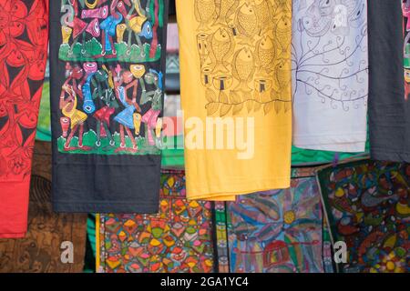 Farbenfrohe Handarbeiten werden auf der Handwerksmesse, Kalkutta, Westbengalen, Indien, ausgestellt. Handwerk ist ländliche Industrie in Westbengalen. Stockfoto