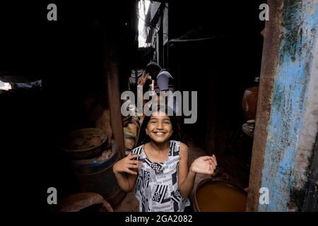 Dharavi, Mumbai, Maharastra, Indien. Juli 2021. Im Gegensatz zum Mainstream-Image von Slums gehen Kinder in Dharavi zur Schule. Im indischen Bildungssystem unterrichten Schulen in Hindi, Englisch oder einer lokalen Sprache wie Marathi. Dharavi ist eine Ortschaft in Mumbai, Maharashtra, Indien, die als eines der größten Slums Asiens gilt. Dharavi hat eine Fläche von etwas mehr als 2.1 Quadratkilometern und eine Bevölkerung von etwa 1,000,000. Mit einer Bevölkerungsdichte von über 277,136/km2 (717,780/Quadratmeilen) ist Dharavi eines der am dichtesten besiedelten Gebiete der Welt.das Slum von Dharavi wurde 1884 gegründet.Dharavi hat eine lebendige Bevölkerung Stockfoto