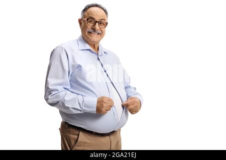 Fröhlicher reifer Mann knöpfte ein Hemd isoliert auf weißem Hintergrund Stockfoto