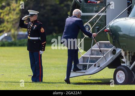 US-Präsident Joe Biden tritt bei der Abfahrt aus dem Weißen Haus in Richtung Lehigh Valley, Pennsylvania, dem Vorstand von Marine One ein, wo er sein Infrastrukturpaket in Washington, DC, USA, ausarbeiten wird, 28. Juli, 2021.Quelle: Jim LoScalzo/Pool via CNP /MediaPunch Stockfoto