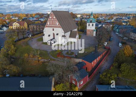 Blick auf die mittelalterliche lutherische Kathedrale in der Altstadt an einem Oktobertag (aufgenommen von einem Quadcopter). Porvoo, Finnland Stockfoto