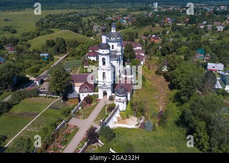 Ein Blick aus der Höhe der Tempel des St. Nikolaus-Tschernoostrovsky-Klosters an einem sonnigen Julitag. Malojaroslawez, Russland Stockfoto