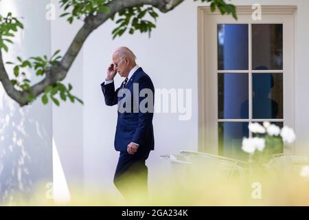 Washington, DC, USA. Juli 2021. US-Präsident Joe Biden verlässt das Weiße Haus nach Lehigh Valley, Pennsylvania, wo er sein Infrastrukturpaket in Washington, DC, USA, ausarbeiten wird, 28. Juli, 2021. Kredit: Jim LoScalzo/Pool via CNP/dpa/Alamy Live News Stockfoto