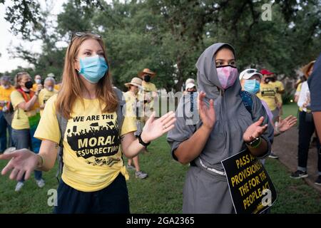 Georgetown, Usa. Juli 2021. Nationale und texanische Wahlrechtsgruppen beginnen einen 30 Meilen langen, viertägigen marsch von Georgetown, Texas, zum State Capitol in Austin. Aufgrund der Hitze im Sommer in Texas werden mehrere 100-Personen-Schichten mit jeweils 4 Meilen marschieren. Der Marsch für Demokratie fordert die Verabschiedung des John Lewis Voting Rights Act und die Beseitigung landesweiter Hemmnisse für die Stimmabgabe. Kredit: Bob Daemmrich/Alamy Live Nachrichten Stockfoto