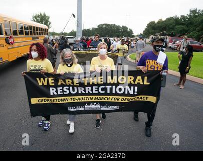 Georgetown, Usa. Juli 2021. Nationale und texanische Wahlrechtler, die ein Banner mit dem Titel „Wir sind die moralische Auferstehung“ halten, beginnen einen 30 Meilen langen, viertägigen marsch von Georgetown, Texas, zum State Capitol in Austin. Aufgrund der Hitze im Sommer in Texas werden mehrere 100-Personen-Schichten mit jeweils 4 Meilen marschieren. Der Marsch für Demokratie fordert die Verabschiedung des John Lewis Voting Rights Act und die Beseitigung landesweiter Hemmnisse für die Stimmabgabe. Kredit: Bob Daemmrich/Alamy Live Nachrichten Stockfoto