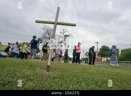 Georgetown, Usa. Juli 2021. Nationale und texanische Wahlrechtsgruppen beginnen einen 30 Meilen langen, viertägigen marsch von Georgetown, Texas, zum State Capitol in Austin. Aufgrund der Hitze im Sommer in Texas werden mehrere 100-Personen-Schichten mit jeweils 4 Meilen marschieren. Der Marsch für Demokratie fordert die Verabschiedung des John Lewis Voting Rights Act und die Beseitigung landesweiter Hemmnisse für die Stimmabgabe. Kredit: Bob Daemmrich/Alamy Live Nachrichten Stockfoto