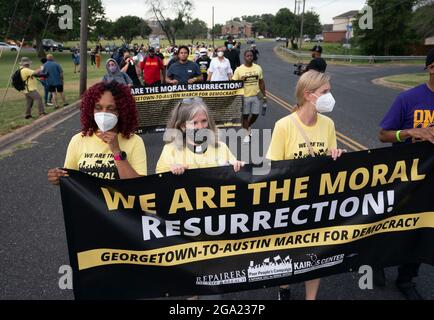 Georgetown, Usa. Juli 2021. Nationale und texanische Wahlrechtler, die ein Banner mit dem Titel „Wir sind die moralische Auferstehung“ halten, beginnen einen 30 Meilen langen, viertägigen marsch von Georgetown, Texas, zum State Capitol in Austin. Aufgrund der Hitze im Sommer in Texas werden mehrere 100-Personen-Schichten mit jeweils 4 Meilen marschieren. Der Marsch für Demokratie fordert die Verabschiedung des John Lewis Voting Rights Act und die Beseitigung landesweiter Hemmnisse für die Stimmabgabe. Kredit: Bob Daemmrich/Alamy Live Nachrichten Stockfoto