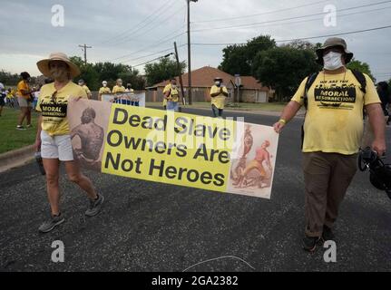 Georgetown, Usa. Juli 2021. Nationale und texanische Wahlrechtsgruppen beginnen einen 30 Meilen langen, viertägigen marsch von Georgetown, Texas, zum State Capitol in Austin. Aufgrund der Hitze im Sommer in Texas werden mehrere 100-Personen-Schichten mit jeweils 4 Meilen marschieren. Der Marsch für Demokratie fordert die Verabschiedung des John Lewis Voting Rights Act und die Beseitigung landesweiter Hemmnisse für die Stimmabgabe. Kredit: Bob Daemmrich/Alamy Live Nachrichten Stockfoto