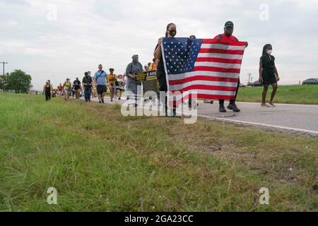 Georgetown, Usa. Juli 2021. Nationale und texanische Wahlrechtler beginnen einen 30 Meilen langen, viertägigen marsch von Georgetown, Texas, zum State Capitol in Austin. Aufgrund der Hitze im Sommer in Texas werden mehrere 100-Personen-Schichten mit jeweils 4 Meilen marschieren. Der Marsch für Demokratie fordert die Verabschiedung des John Lewis Voting Rights Act und die Beseitigung landesweiter Hemmnisse für die Stimmabgabe. Kredit: Bob Daemmrich/Alamy Live Nachrichten Stockfoto