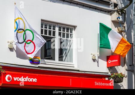 Skibbereen, West Cork, Irland. Juli 2021. Die Menschen in der Stadt Skibbereen bereiteten sich heute darauf vor, die irischen Ruderer zu unterstützen, die am morgigen Finale der Leichtgewicht-Doppelzweier-Sculls für Herren gegeneinander antreten. Die Ruderer Fintan McCarthy und Skibbereen's Paul O'Donovan holen sich um 1.50 Uhr Gold. Quelle: AG News/Alamy Live News Stockfoto