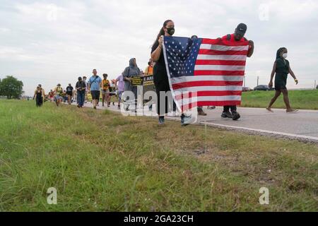 Georgetown, Usa. Juli 2021. Nationale und texanische Wahlrechtler beginnen einen 30 Meilen langen, viertägigen marsch von Georgetown, Texas, zum State Capitol in Austin. Aufgrund der Hitze im Sommer in Texas werden mehrere 100-Personen-Schichten mit jeweils 4 Meilen marschieren. Der Marsch für Demokratie fordert die Verabschiedung des John Lewis Voting Rights Act und die Beseitigung landesweiter Hemmnisse für die Stimmabgabe. Kredit: Bob Daemmrich/Alamy Live Nachrichten Stockfoto