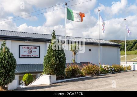 Skibbereen, West Cork, Irland. Juli 2021. Die Menschen in der Stadt Skibbereen bereiteten sich heute darauf vor, die irischen Ruderer zu unterstützen, die am morgigen Finale der Leichtgewicht-Doppelzweier-Sculls für Herren gegeneinander antreten. Die Ruderer Fintan McCarthy und Skibbereen's Paul O'Donovan holen sich um 1.50 Uhr Gold. Der Skibbereen Rowing Club, in dem Paul O'Donovan mit Rudern aufgewachsen war, flog die olympische und irische Flagge. Quelle: AG News/Alamy Live News Stockfoto