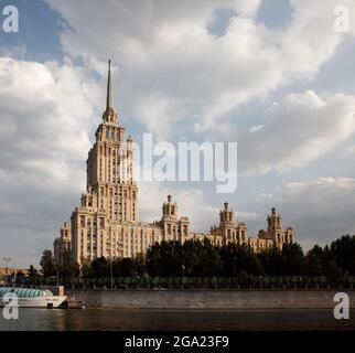 Stalinistischer Wolkenkratzer Hotel Ukraine bei Sonnenuntergang. Wolkiger Himmel mit Abendlicht. Sowjetische Architektur in Moskau, Russland. Stockfoto