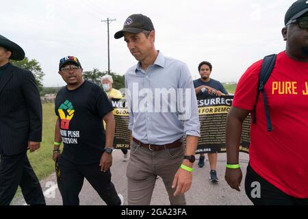 Georgetown, Usa. Juli 2021. Der ehemalige Kongressabgeordnete und aktuelle demokratische Aktivist BETO O'ROURKE (in blauem Hemd) führt Wahlrechtsbefürworter an, als sie einen 30 Meilen langen, viertägigen marsch von Georgetown, Texas, zum State Capitol in Austin beginnen. Aufgrund der Hitze im Sommer in Texas werden mehrere 100-Personen-Schichten mit jeweils 4 Meilen marschieren. Kredit: Bob Daemmrich/Alamy Live Nachrichten Stockfoto