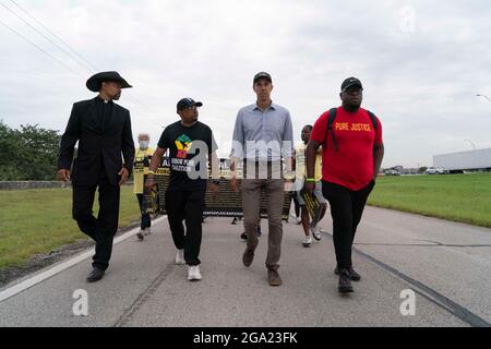 Georgetown, Usa. Juli 2021. Der ehemalige Kongressabgeordnete und aktuelle demokratische Aktivist BETO O'ROURKE (in blauem Hemd) führt Wahlrechtsbefürworter an, als sie einen 30 Meilen langen, viertägigen marsch von Georgetown, Texas, zum State Capitol in Austin beginnen. Aufgrund der Hitze im Sommer in Texas werden mehrere 100-Personen-Schichten mit jeweils 4 Meilen marschieren. Kredit: Bob Daemmrich/Alamy Live Nachrichten Stockfoto