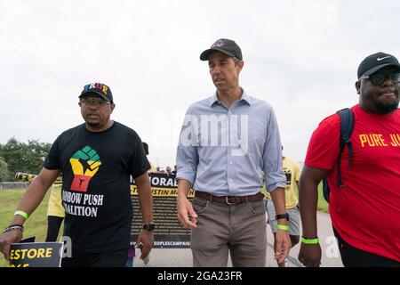 Georgetown, Usa. Juli 2021. Der ehemalige Kongressabgeordnete und aktuelle demokratische Aktivist BETO O'ROURKE (in blauem Hemd) führt Wahlrechtsbefürworter an, als sie einen 30 Meilen langen, viertägigen marsch von Georgetown, Texas, zum State Capitol in Austin beginnen. Aufgrund der Hitze im Sommer in Texas werden mehrere 100-Personen-Schichten mit jeweils 4 Meilen marschieren. Kredit: Bob Daemmrich/Alamy Live Nachrichten Stockfoto