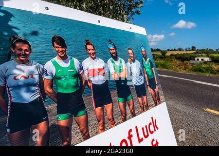 Skibbereen, West Cork, Irland. Juli 2021. Die Menschen in der Stadt Skibbereen bereiteten sich heute darauf vor, die irischen Ruderer zu unterstützen, die am morgigen Finale der Leichtgewicht-Doppelzweier-Sculls für Herren gegeneinander antreten. Die Ruderer Fintan McCarthy und Skibbereen's Paul O'Donovan holen sich um 1.50 Uhr Gold. Die Zugänge zu Skibbereen sind voller Glückszeichen für die olympischen Ruderer, dieses mit dem Skibbereen Ruder Club im Hintergrund. Quelle: AG News/Alamy Live News Stockfoto